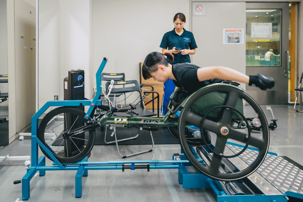 レーサーを漕ぐ西村さんの写真