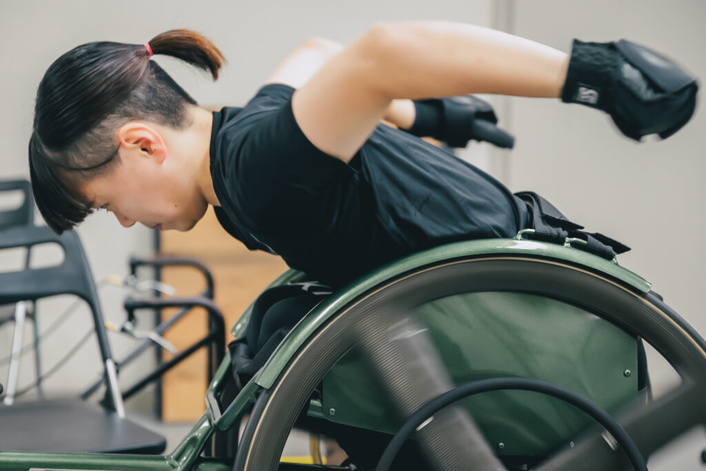 レーサーを漕ぐ西村さんの写真。真剣な表情