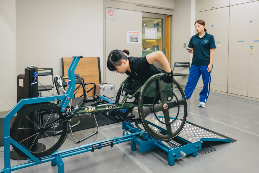 レーサーを漕ぐ西村さんの写真