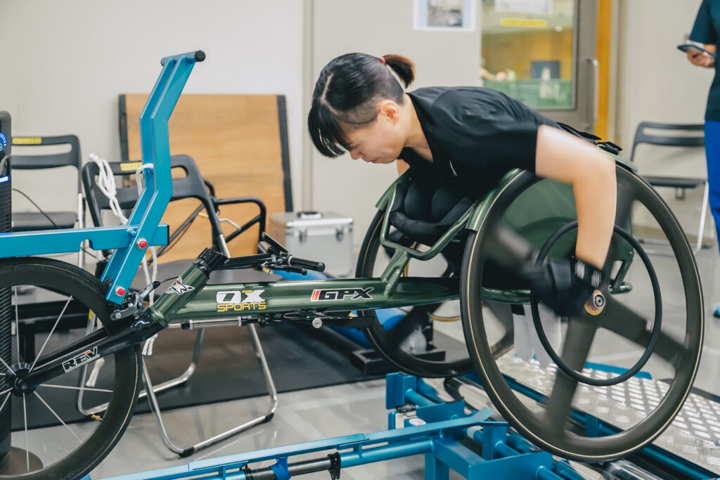 レーサーを漕ぐ西村さんの写真