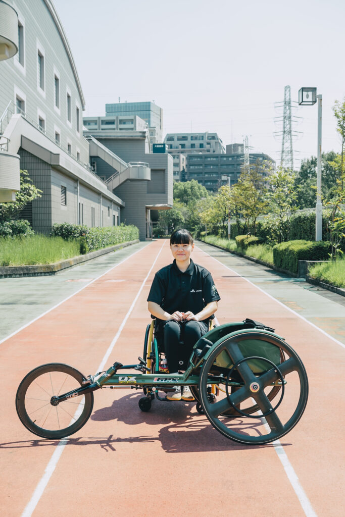 西村さんとレーサーの写真