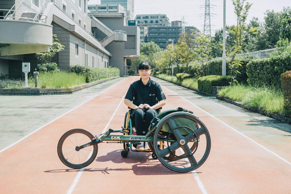 西村さんがタータンでレーサーとともに写っている写真