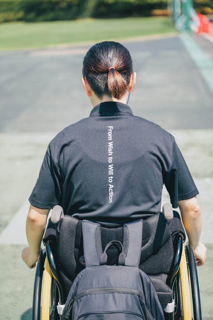 車いすを漕ぐ西村さんの後ろ姿