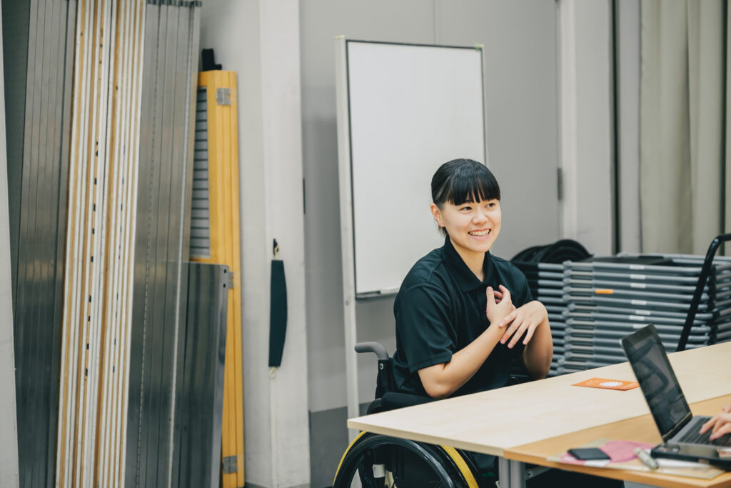 西村さんのインタビュー中の写真