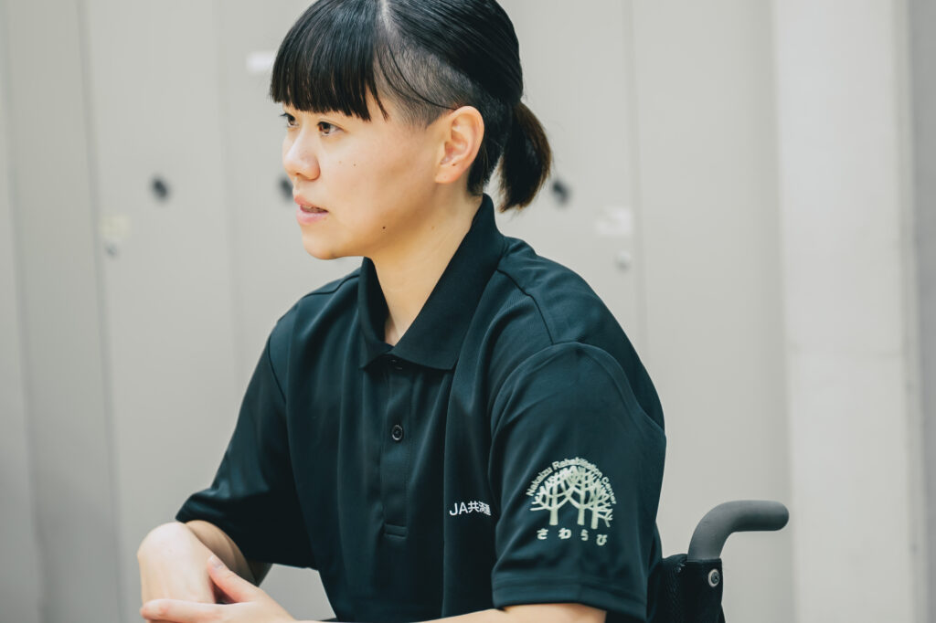 西村さんインタビュー中の写真