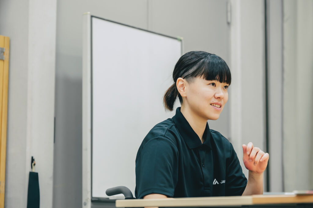 西村さんのインタビュー中の写真